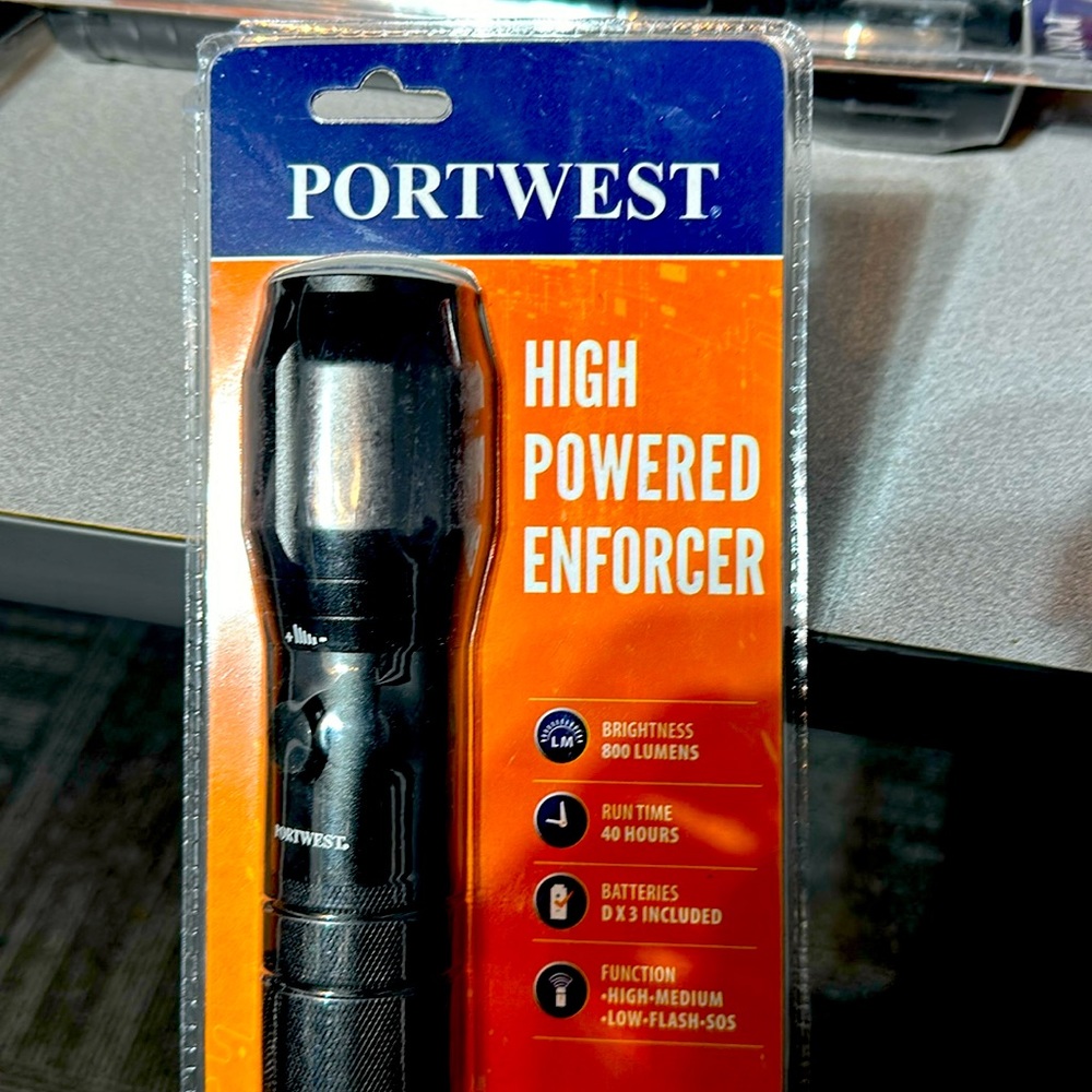 Brand new port west flashlight 800 Lumens